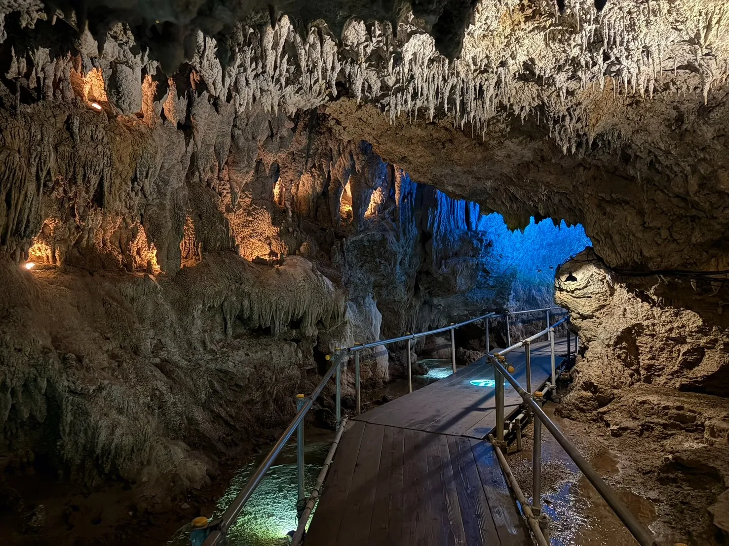 ＣＡＶＥ　ＯＫＩＮＡＷＡ　神秘の鍾乳洞